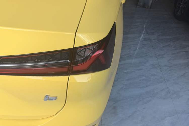 Used Roewe i5 2023 1.5L CVT Flagship Edition Right Rear Taillight
