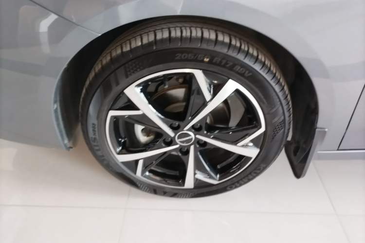 Used Roewe i5 2024 1.5L CVT Luxury Edition Left Front Wheel Hub