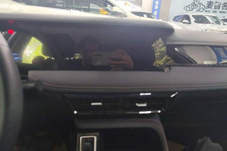 Used Roewe i5 2024 1.5L CVT Luxury Edition Audio And AC Panel