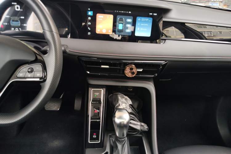 Used Roewe i5 2024 1.5L CVT Luxury Edition Audio And AC Panel