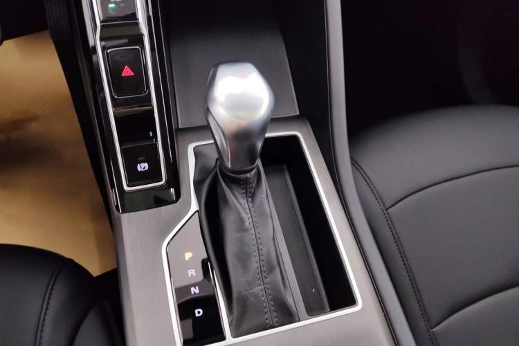Used Roewe i5 2024 1.5L CVT Luxury Edition Gear Lever