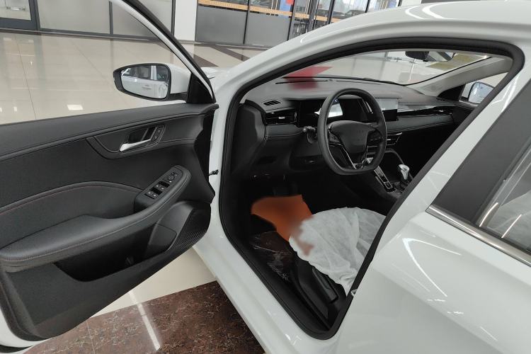 Used Roewe i5 2024 1.5L CVT Luxury Edition Interior 2