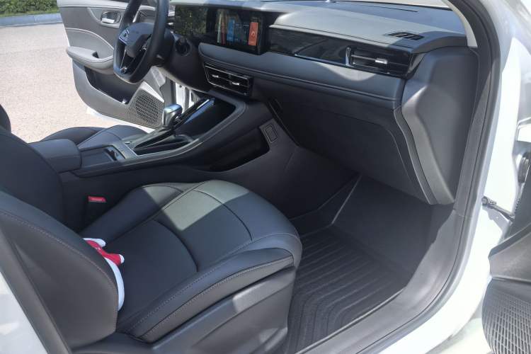 Used Roewe i5 2024 1.5L CVT Luxury Edition Interior 4