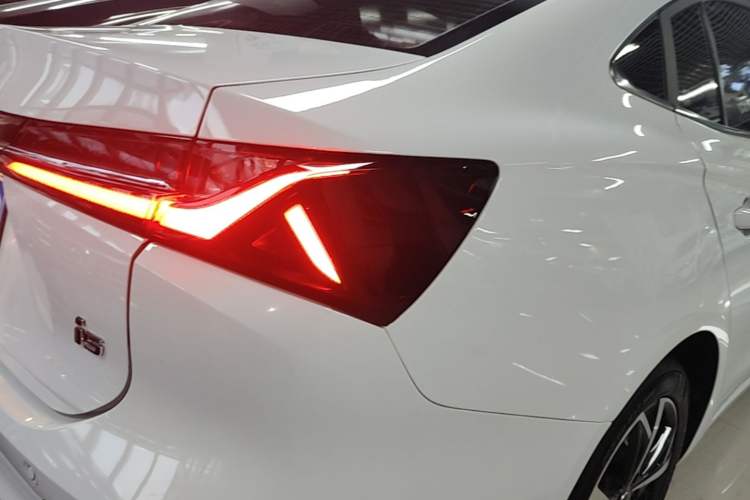 Used Roewe i5 2024 1.5L CVT Luxury Edition Right Rear Taillight