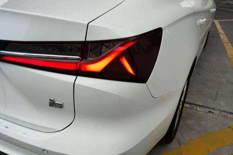 Used Roewe i5 2024 1.5L CVT Luxury Edition Right Rear Taillight