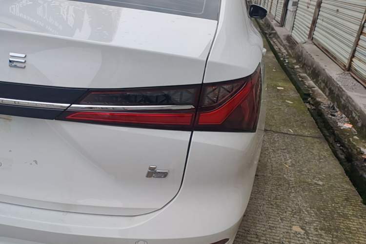 Used Roewe i5 2024 1.5L CVT Luxury Edition Right Rear Taillight