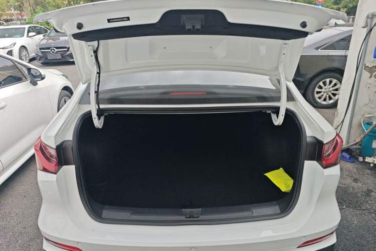 Used Roewe i5 2024 1.5L CVT Luxury Edition Trunk