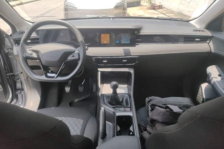 Used Roewe i5 2026 Model 1.5L Manual Comfort Version Center Console