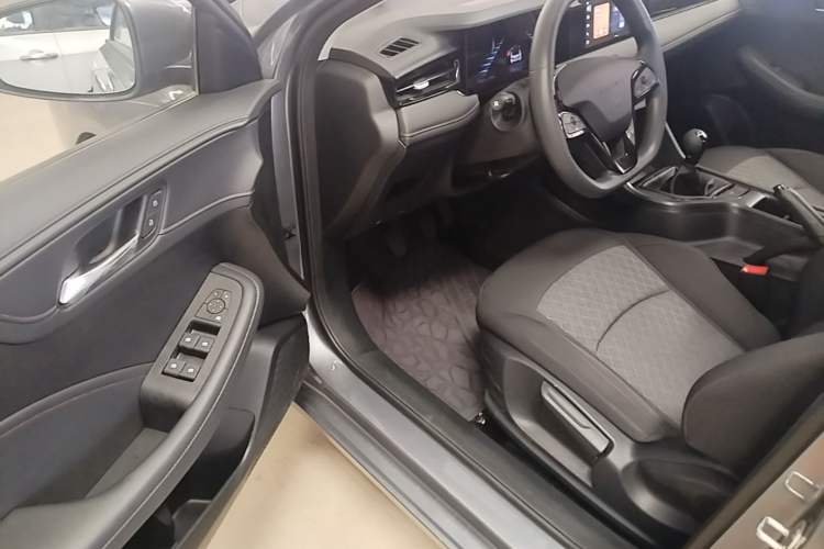 Used Roewe i5 2026 Model 1.5L Manual Comfort Version Driver Seat