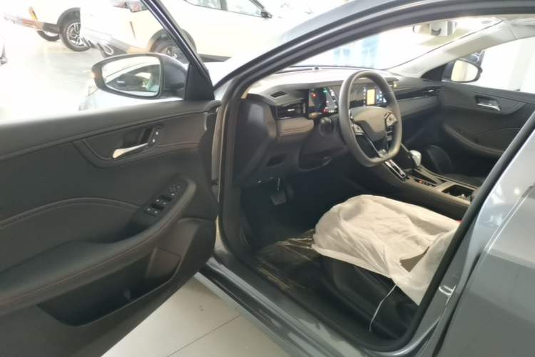 Used Roewe i5 2026 Model 1.5L CVT Luxury Version Driver Seat