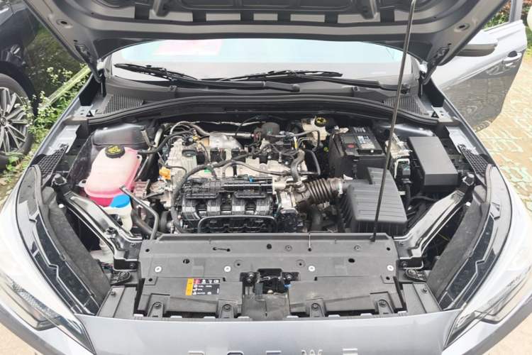 Used Roewe i5 2026 Model 1.5L CVT Executive Version Engine Bay