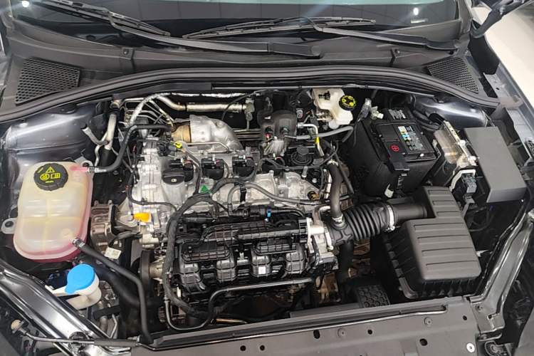 Used Roewe i5 2026 Model 1.5L CVT Luxury Version Engine Bay