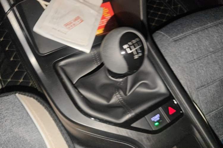 Used Roewe i5 2026 Model 1.5L Manual Comfort Version Gear Lever