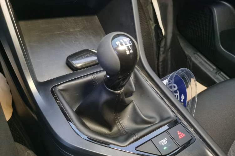 Used Roewe i5 2026 Model 1.5L Manual Comfort Version Gear Lever
