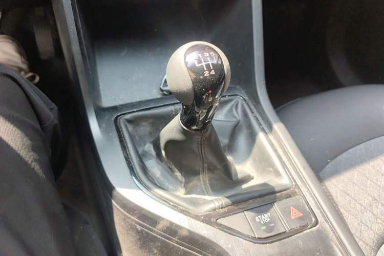 Used Roewe i5 2026 Model 1.5L Manual Comfort Version Gear Lever