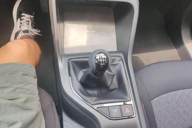 Used Roewe i5 2026 Model 1.5L Manual Comfort Version Gear Lever