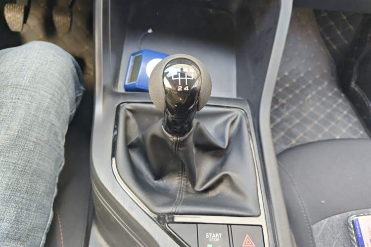 Used Roewe i5 2026 Model 1.5L Manual Comfort Version Gear Lever
