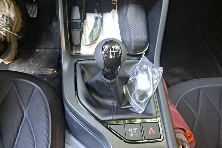 Used Roewe i5 2026 Model 1.5L Manual Comfort Version Gear Lever