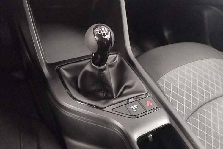 Used Roewe i5 2026 Model 1.5L Manual Comfort Version Gear Lever