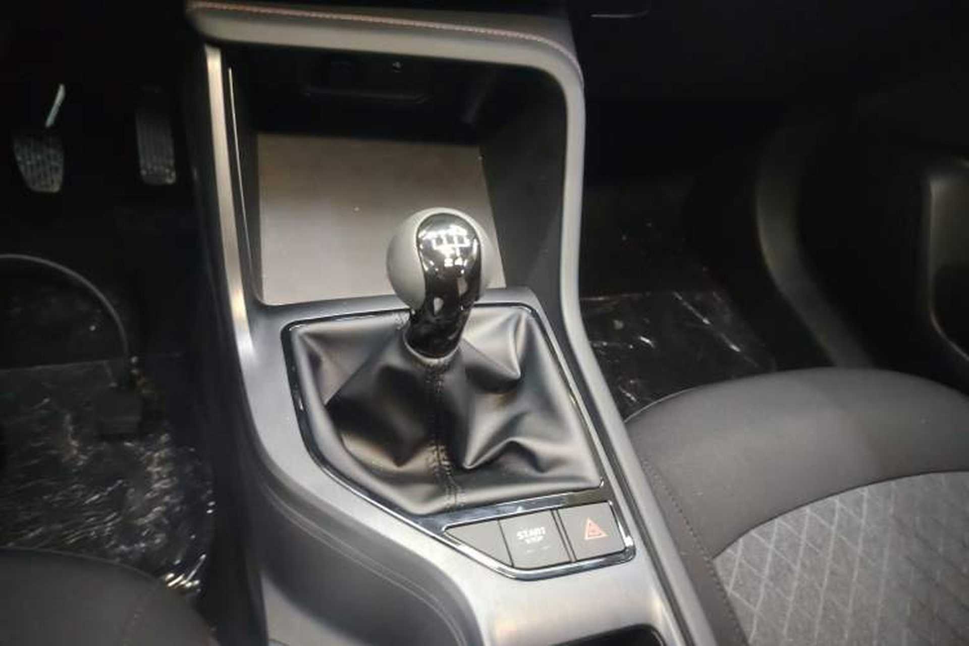 Used Roewe i5 2026 Model 1.5L Manual Comfort Version Gear Lever