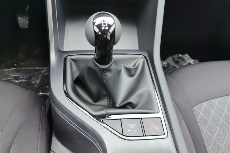 Used Roewe i5 2026 Model 1.5L Manual Comfort Version Gear Lever