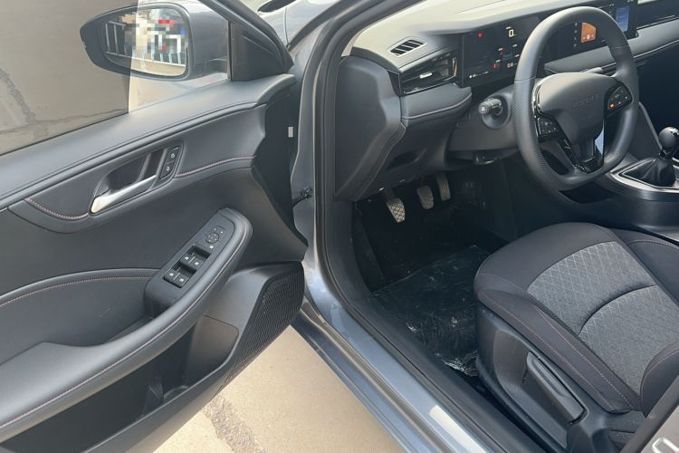 Used Roewe i5 2026 Model 1.5L Manual Comfort Version Interior 1