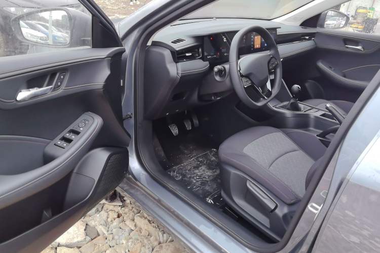 Used Roewe i5 2026 Model 1.5L Manual Comfort Version Interior 2