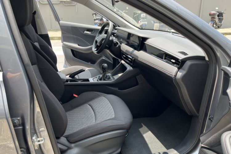 Used Roewe i5 2026 Model 1.5L Manual Comfort Version Interior 3