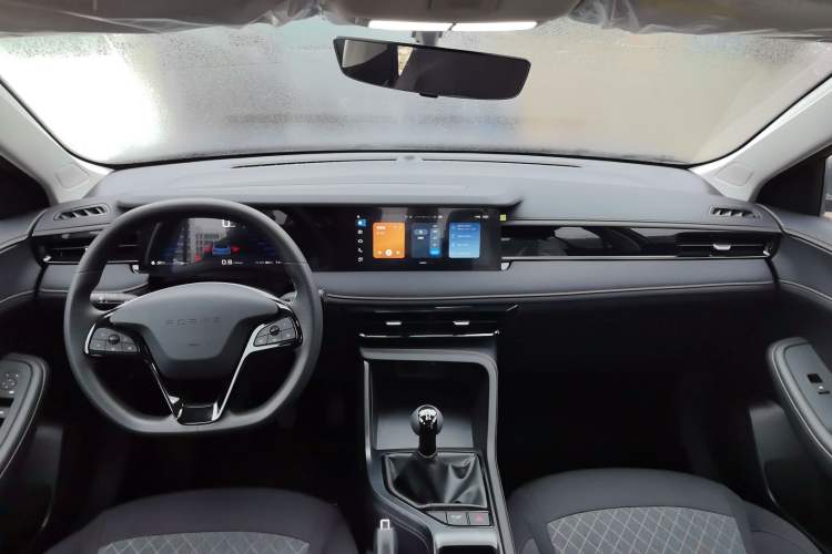 Used Roewe i5 2026 Model 1.5L Manual Comfort Version Interior 3