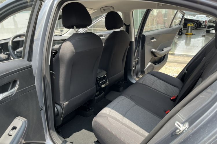 Used Roewe i5 2026 Model 1.5L Manual Comfort Version Interior 4