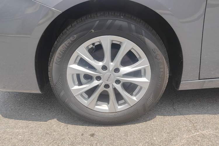 Used Roewe i5 2026 Model 1.5L Manual Comfort Version Left Front Wheel Hub