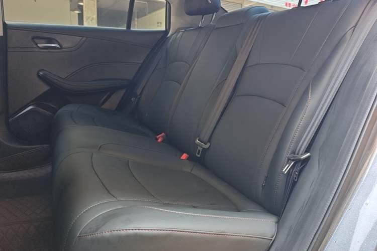 Used Roewe i5 2026 Model 1.5L CVT Luxury Version Left Rear Seat