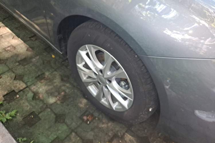 Used Roewe i5 2026 Model 1.5L Manual Comfort Version Right Front Wheel Hub