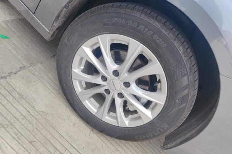 Used Roewe i5 2026 Model 1.5L CVT Executive Version Right Front Wheel Hub