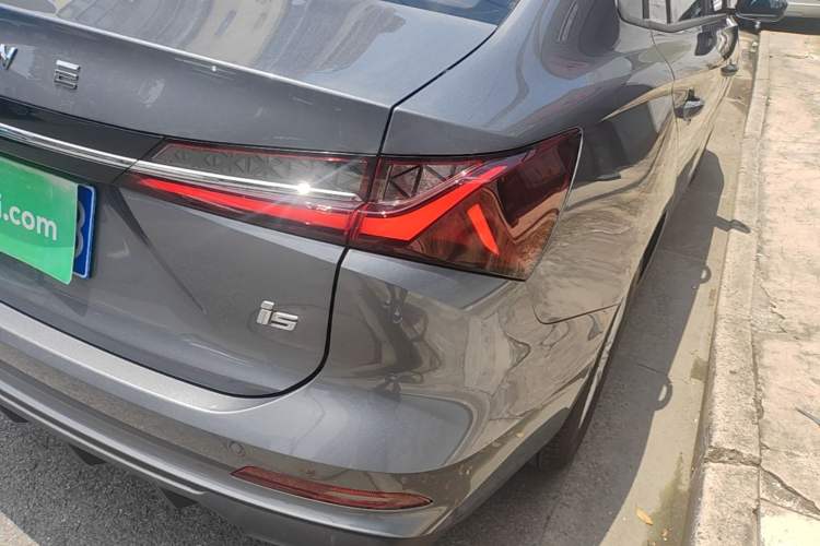 Used Roewe i5 2026 Model 1.5L Manual Comfort Version Right Rear Taillight