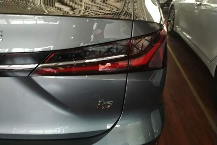 Used Roewe i5 2026 Model 1.5L CVT Luxury Version Right Rear Taillight