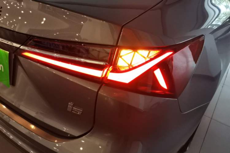 Used Roewe i5 2026 Model 1.5L CVT Luxury Version Right Rear Taillight