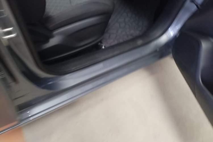 Used Roewe i5 2026 Model 1.5L Manual Comfort Version Right Side Sill