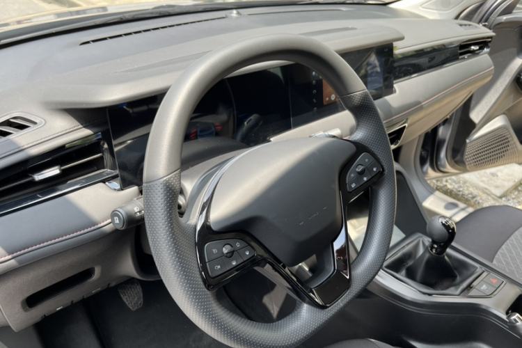 Used Roewe i5 2026 Model 1.5L Manual Comfort Version Steering Wheel