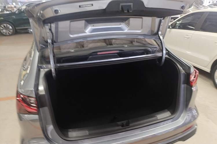 Used Roewe i5 2026 Model 1.5L Manual Comfort Version Trunk
