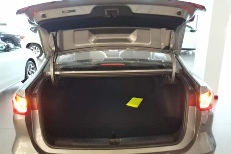 Used Roewe i5 2026 Model 1.5L CVT Luxury Version Trunk