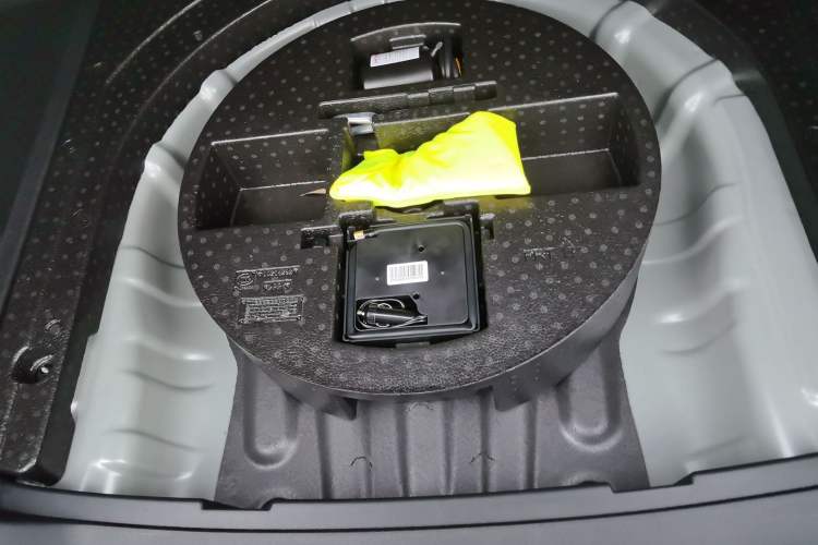 Used Roewe i5 2026 Model 1.5L Manual Comfort Version Trunk