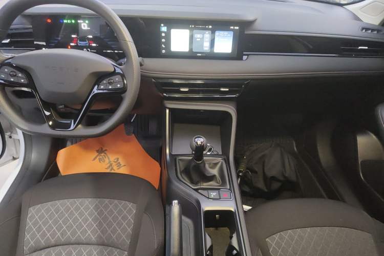 Used Roewe i5 2026 Model 1.5L Manual Comfort Version Audio And AC Panel