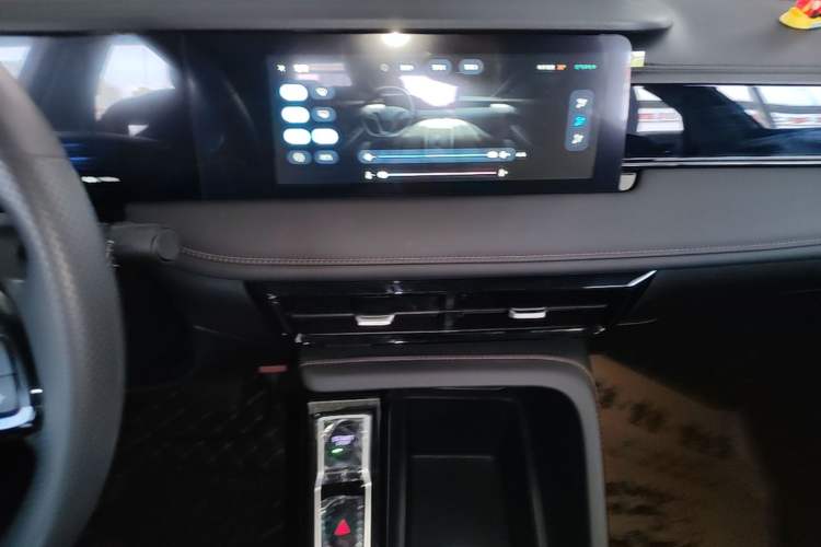 Used Roewe i5 2026 Model 1.5L CVT Luxury Version Audio And AC Panel