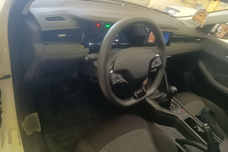 Used Roewe i5 2026 Model 1.5L Manual Comfort Version Center Console