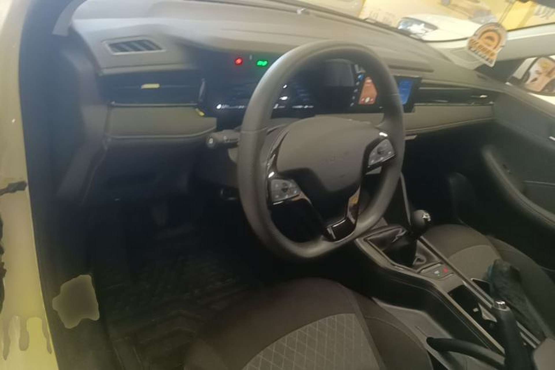 Used Roewe i5 2026 Model 1.5L Manual Comfort Version Center Console
