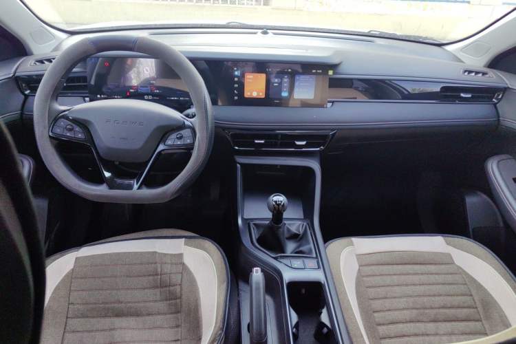 Used Roewe i5 2026 Model 1.5L Manual Comfort Version Center Console