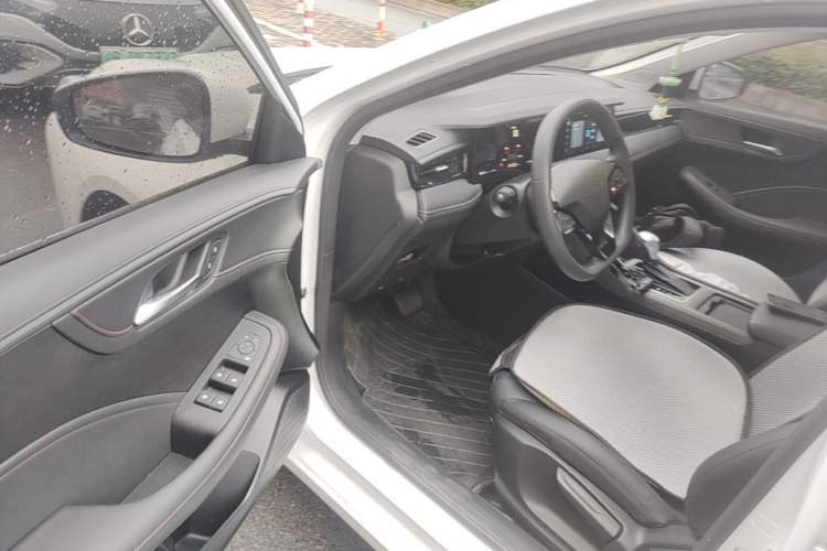 Used Roewe i5 2026 Model 1.5L CVT Luxury Version Driver Seat