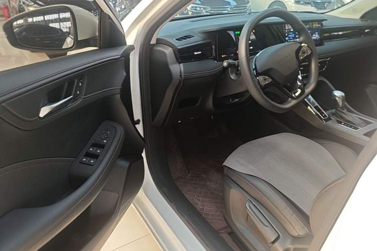 Used Roewe i5 2026 Model 1.5L CVT Luxury Version Driver Seat