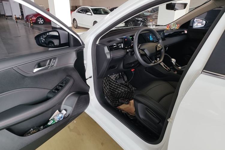 Used Roewe i5 2026 Model 1.5L CVT Luxury Version Driver Seat